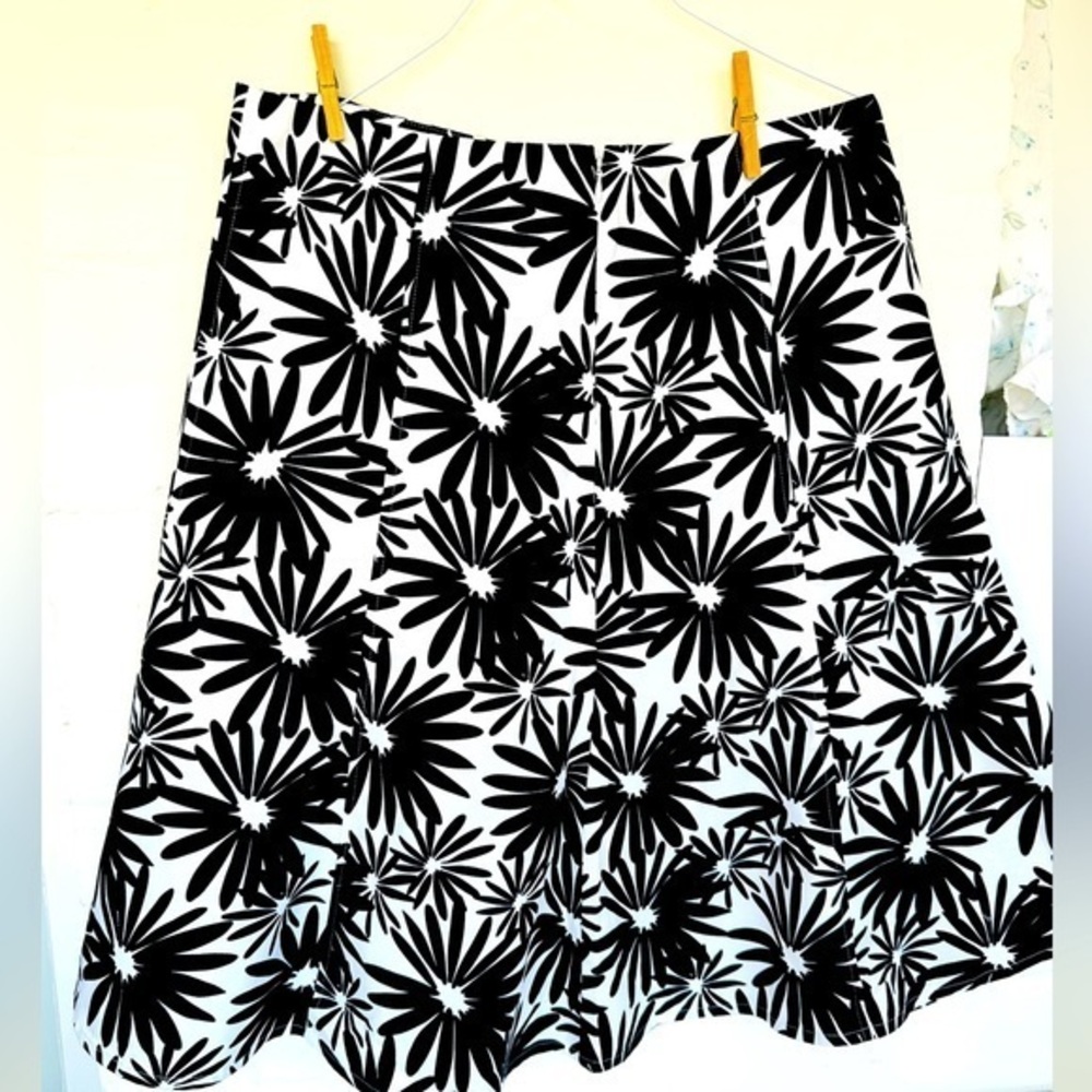 I.e. VTG Black & White Floral 100% Cotton Skirt Soft See Photos Has A‎ Snag. New